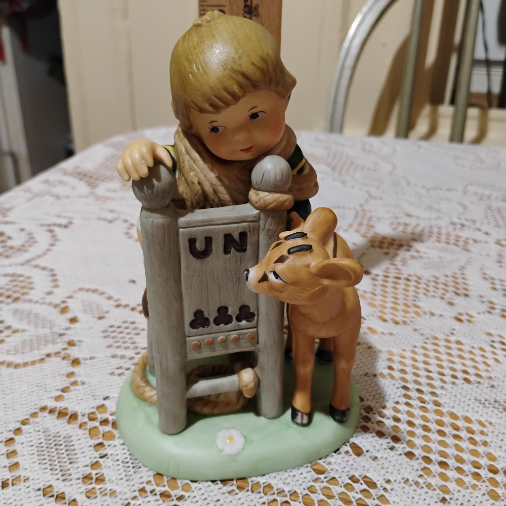 1979 THE U.N. CHILDREN FRITZ FROM AUSTRIA PORCELAIN FIGURINE